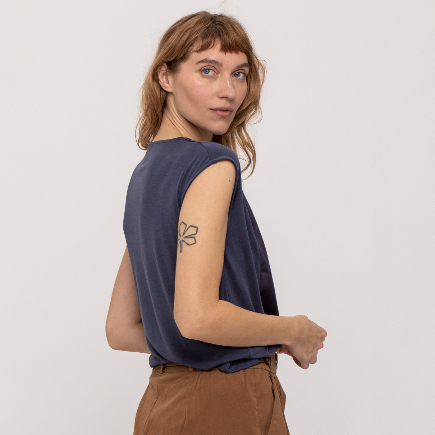 V NECK ESSENTIAL TOP