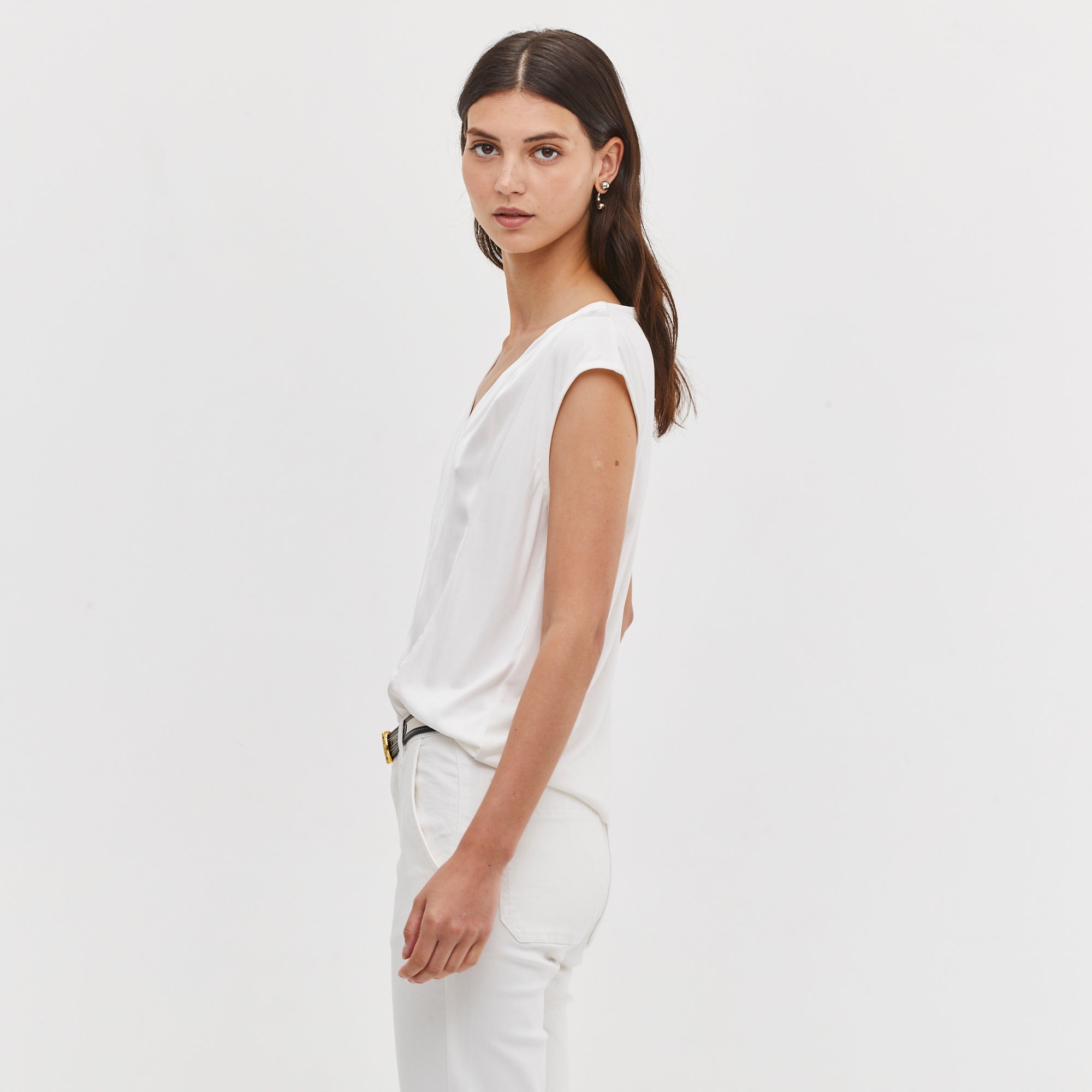 V NECK ESSENTIAL TOP