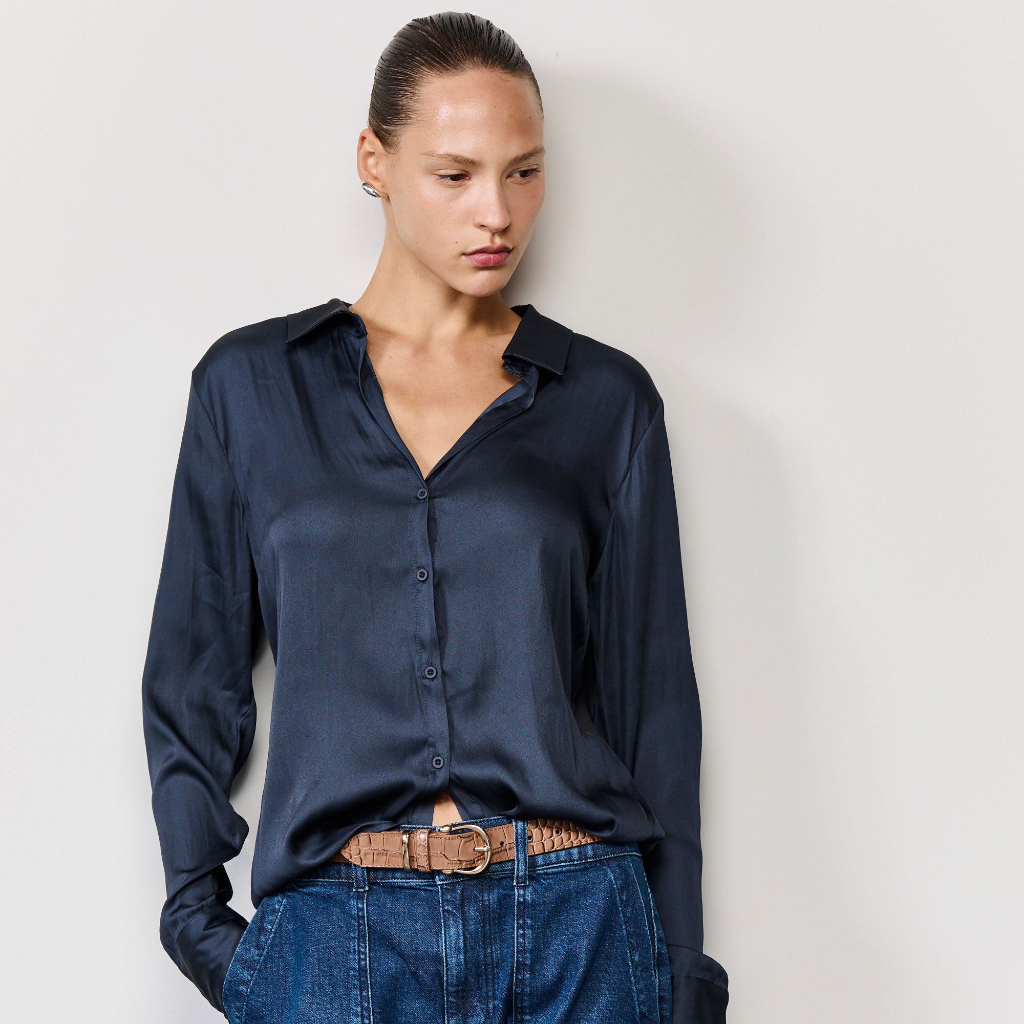 FITTED BUTTON UP SHIRT