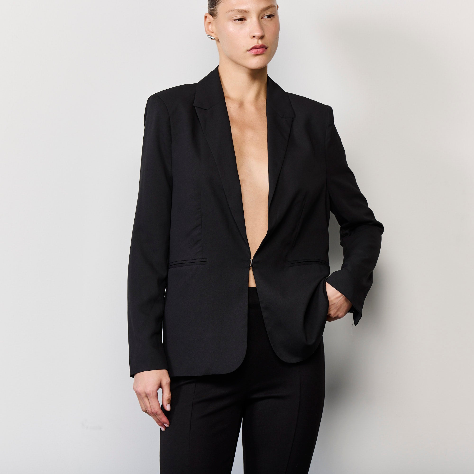 THE COOL FIT BLAZER