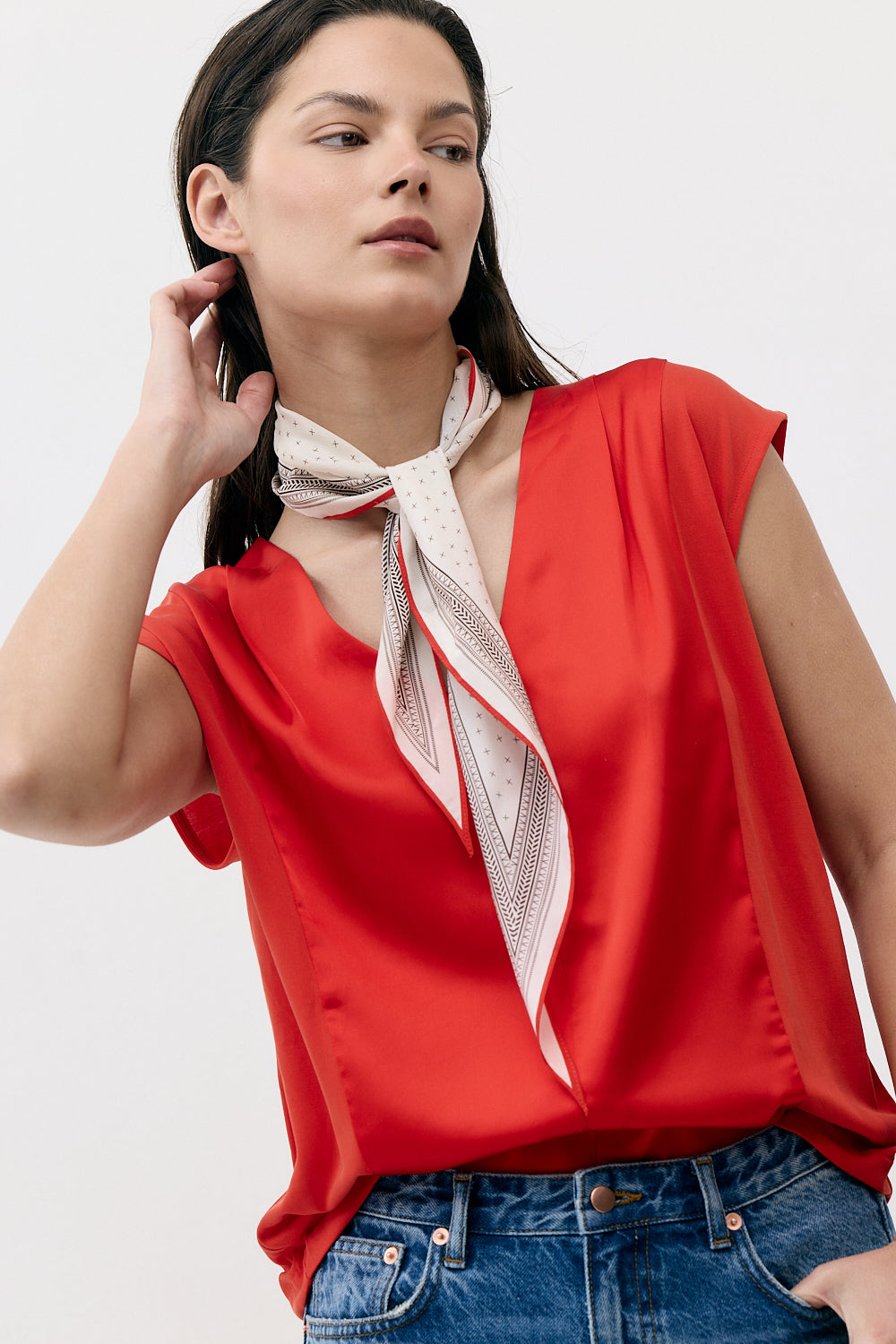 V NECK ESSENTIAL TOP