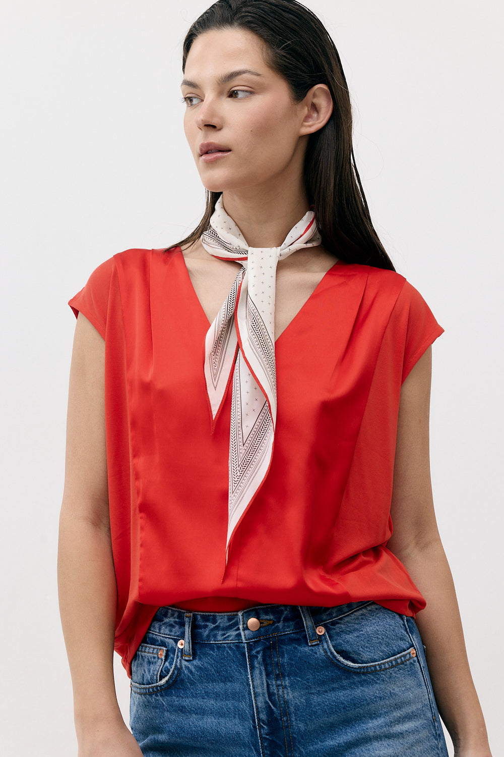 V NECK ESSENTIAL TOP