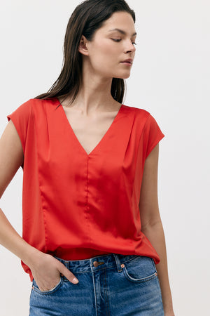 V NECK ESSENTIAL TOP