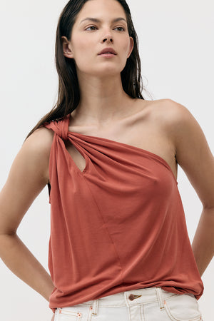 1 SHOULDER TOP