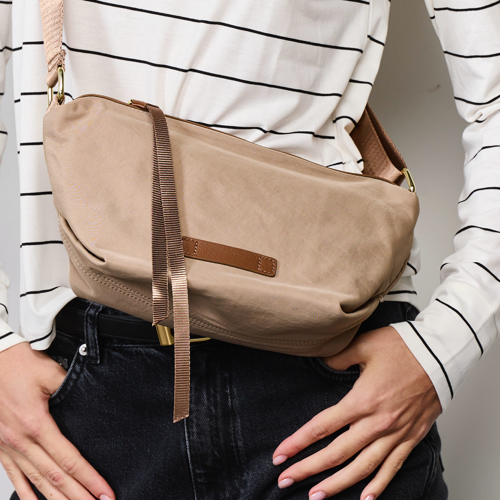 ESSENTIAL CROSSBODY BAG