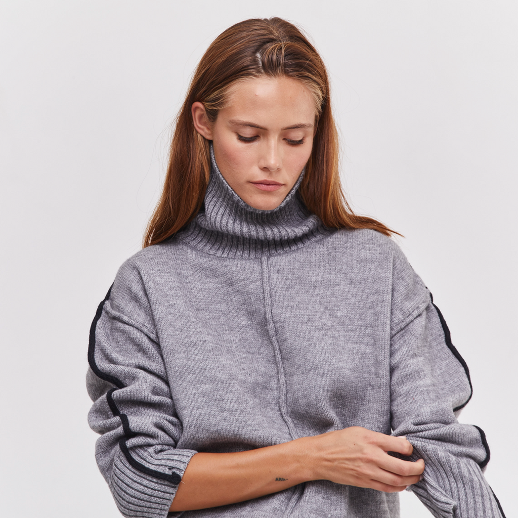 HIGH NECK BLK LINE KNIT