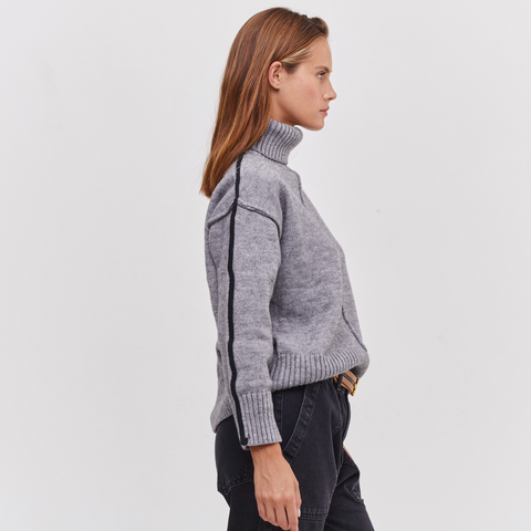 HIGH NECK BLK LINE KNIT