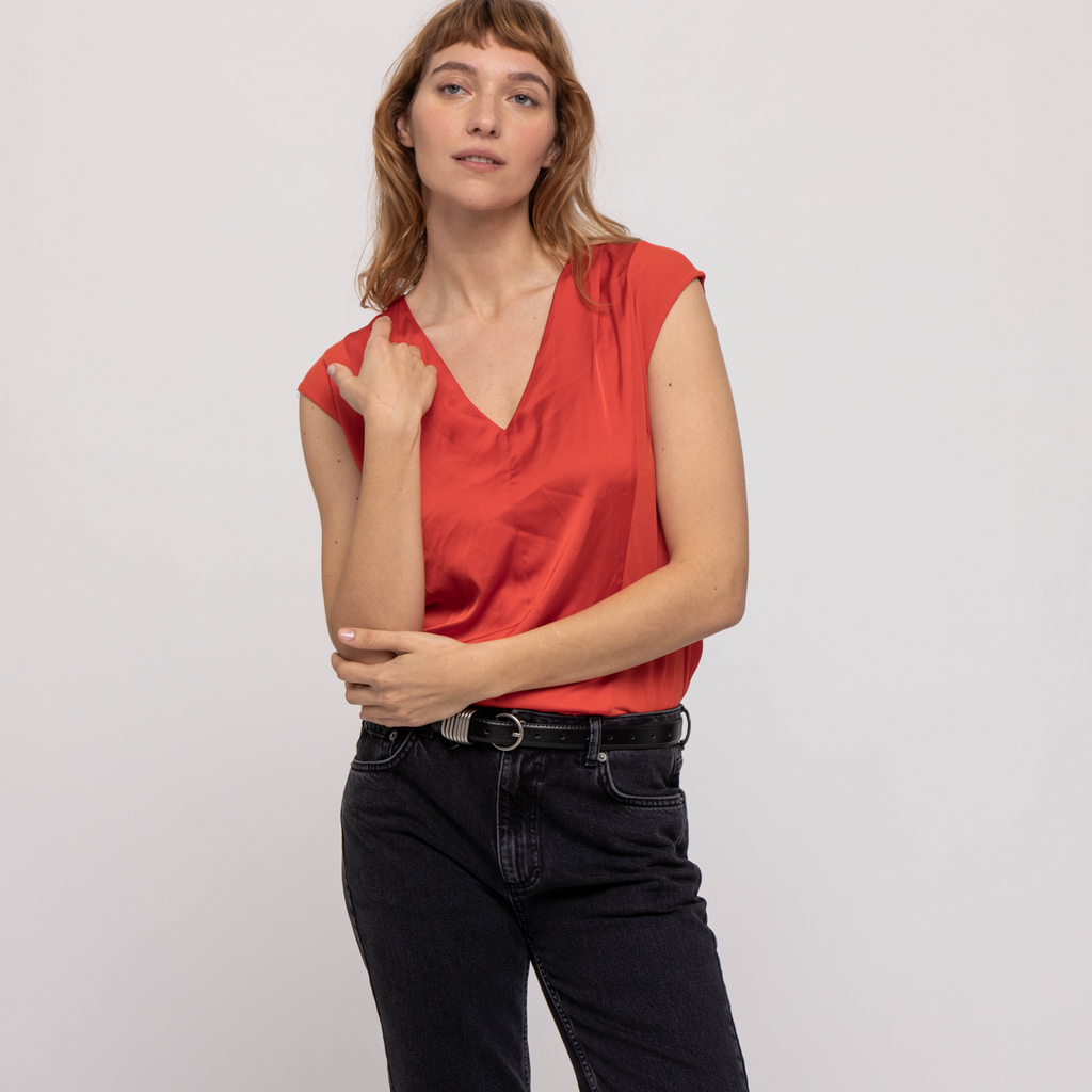 V NECK ESSENTIAL TOP