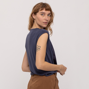 V NECK ESSENTIAL TOP