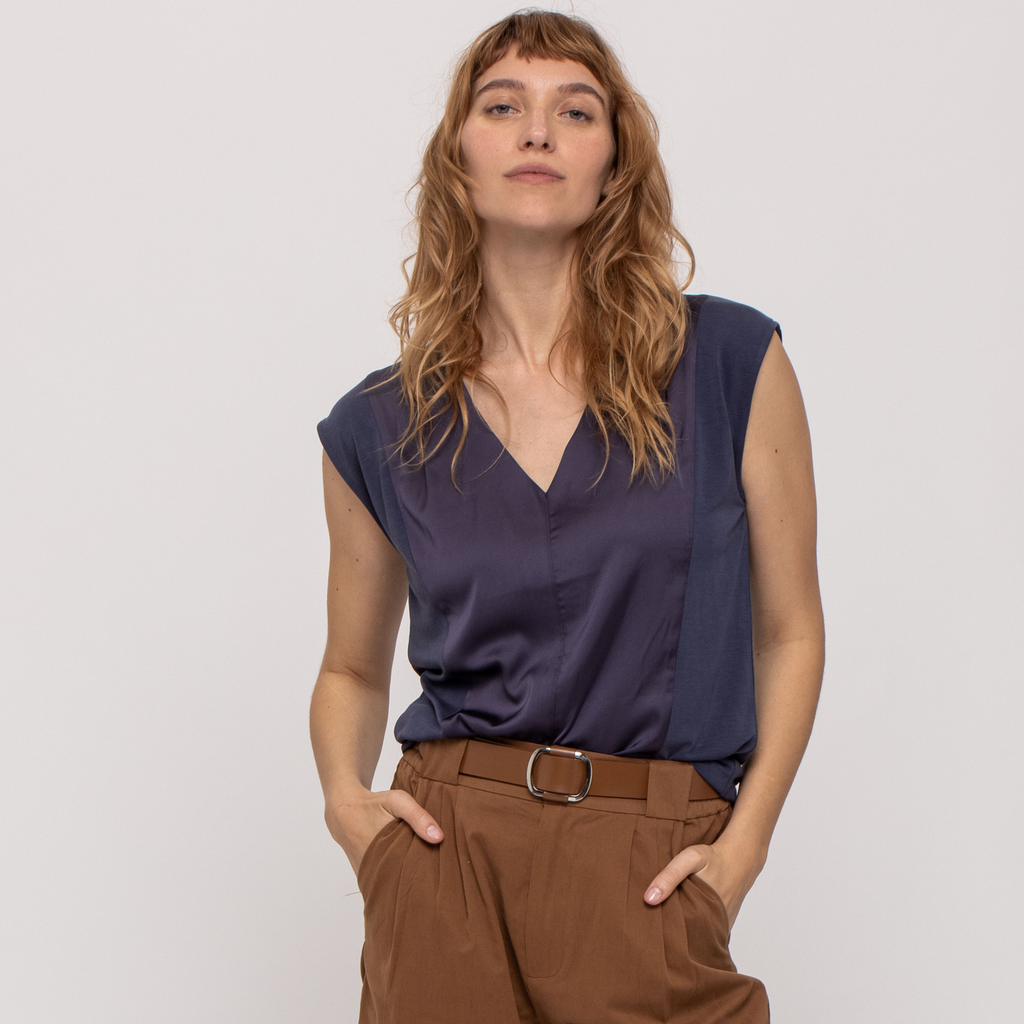 V NECK ESSENTIAL TOP