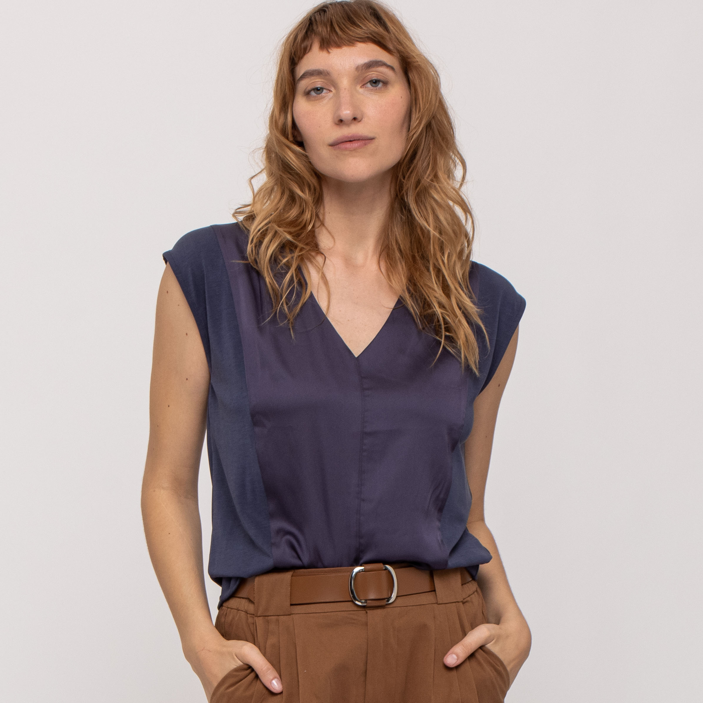 V NECK ESSENTIAL TOP