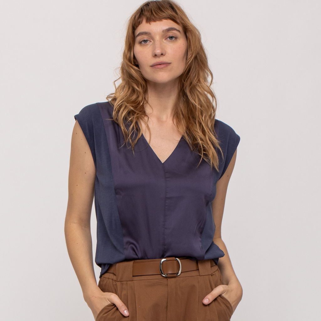 V NECK ESSENTIAL TOP