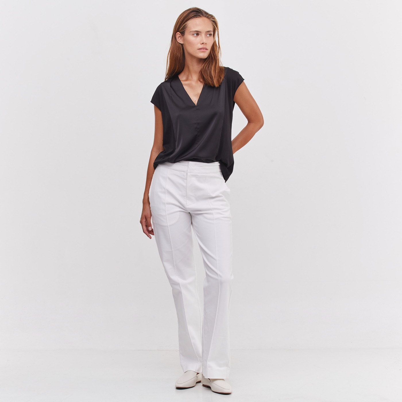 V NECK ESSENTIAL TOP