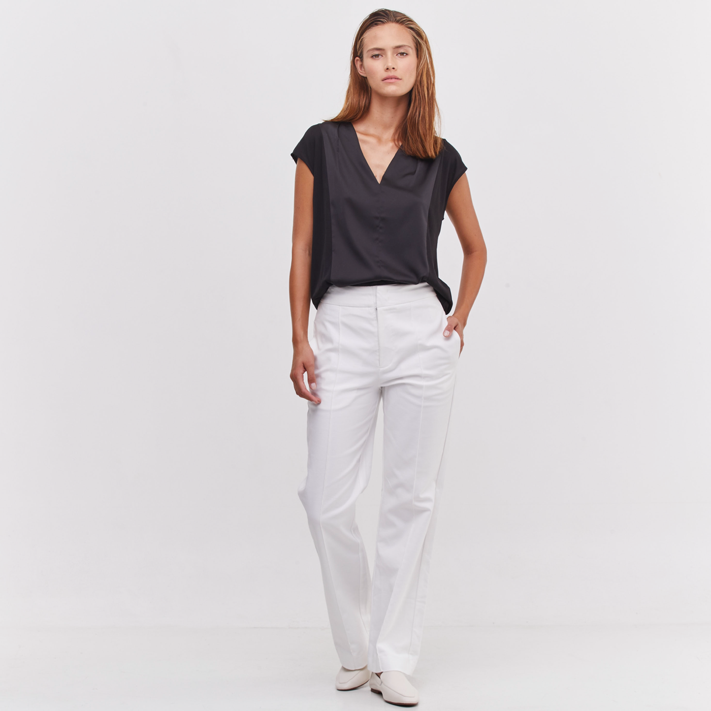 V NECK ESSENTIAL TOP