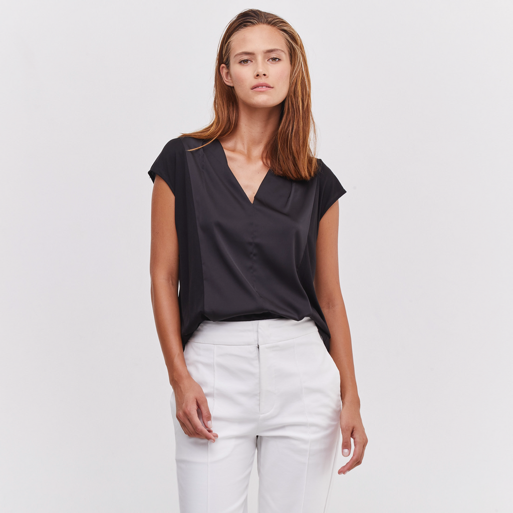 V NECK ESSENTIAL TOP