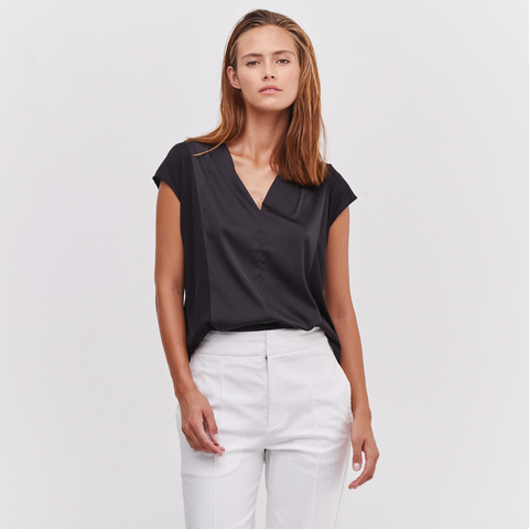 V NECK ESSENTIAL TOP