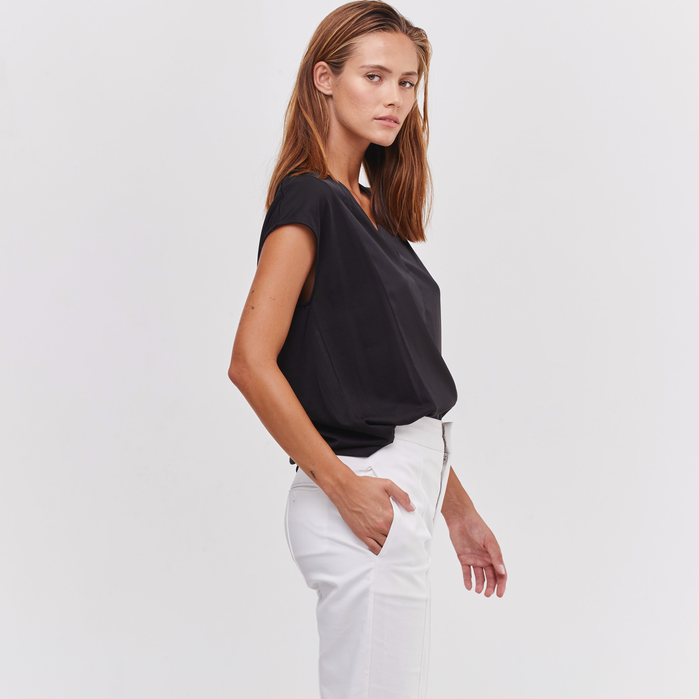 V NECK ESSENTIAL TOP