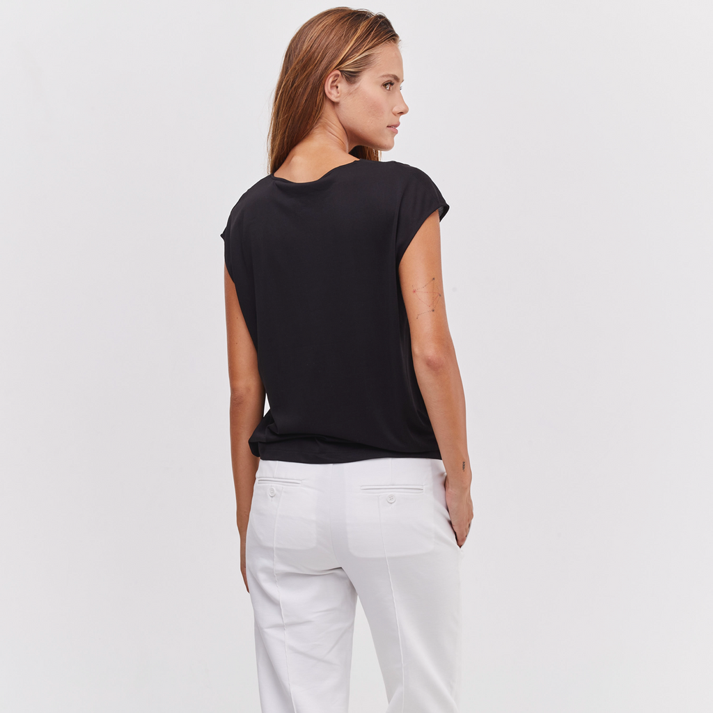 V NECK ESSENTIAL TOP