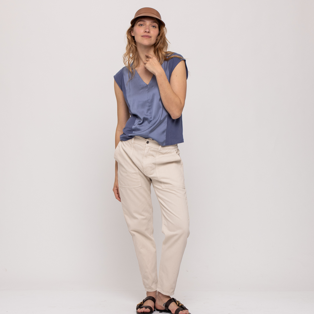 V NECK ESSENTIAL TOP