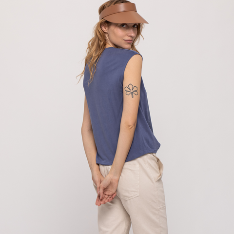 V NECK ESSENTIAL TOP