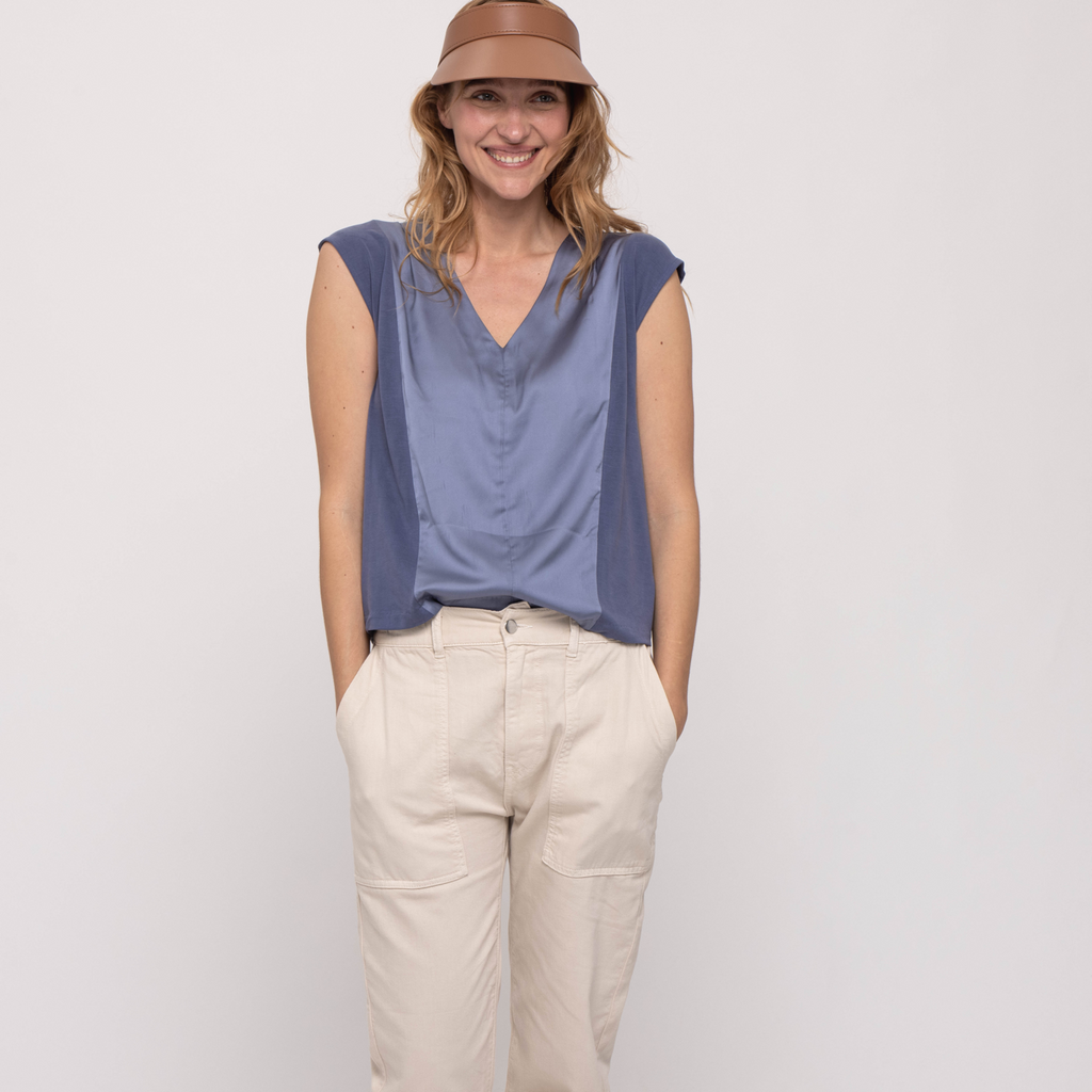 V NECK ESSENTIAL TOP