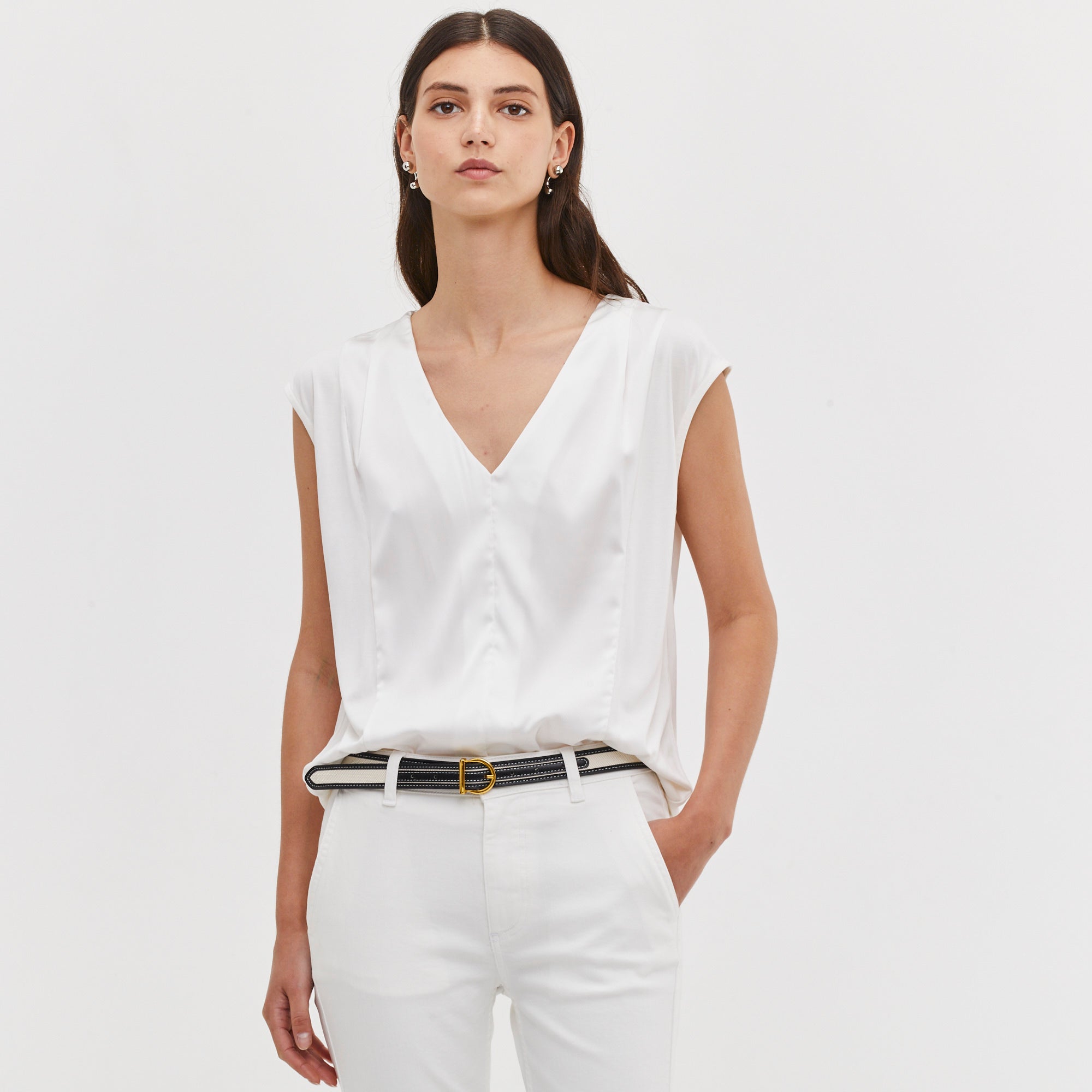 V NECK ESSENTIAL TOP