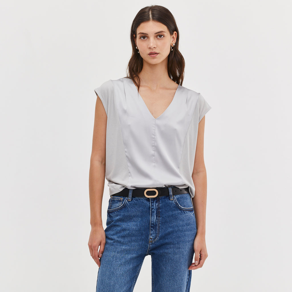 V NECK ESSENTIAL TOP