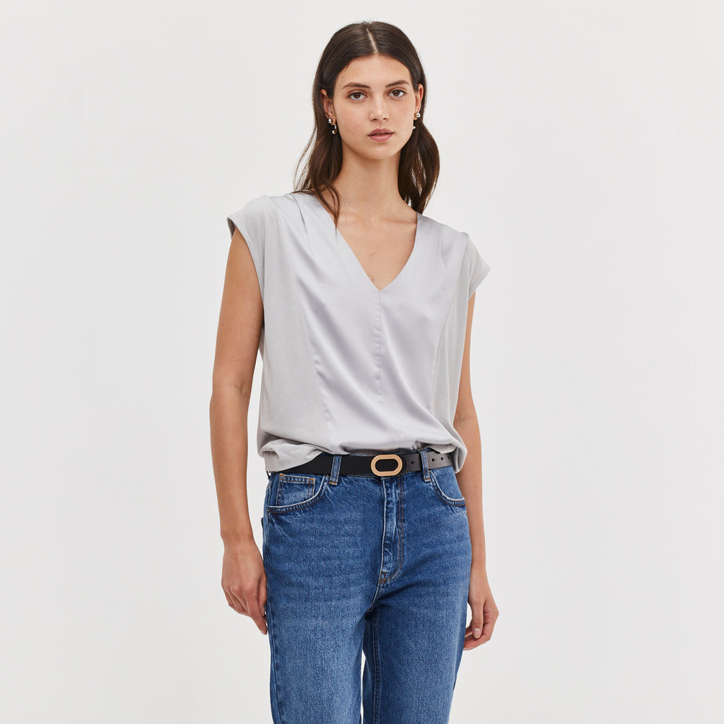 V NECK ESSENTIAL TOP