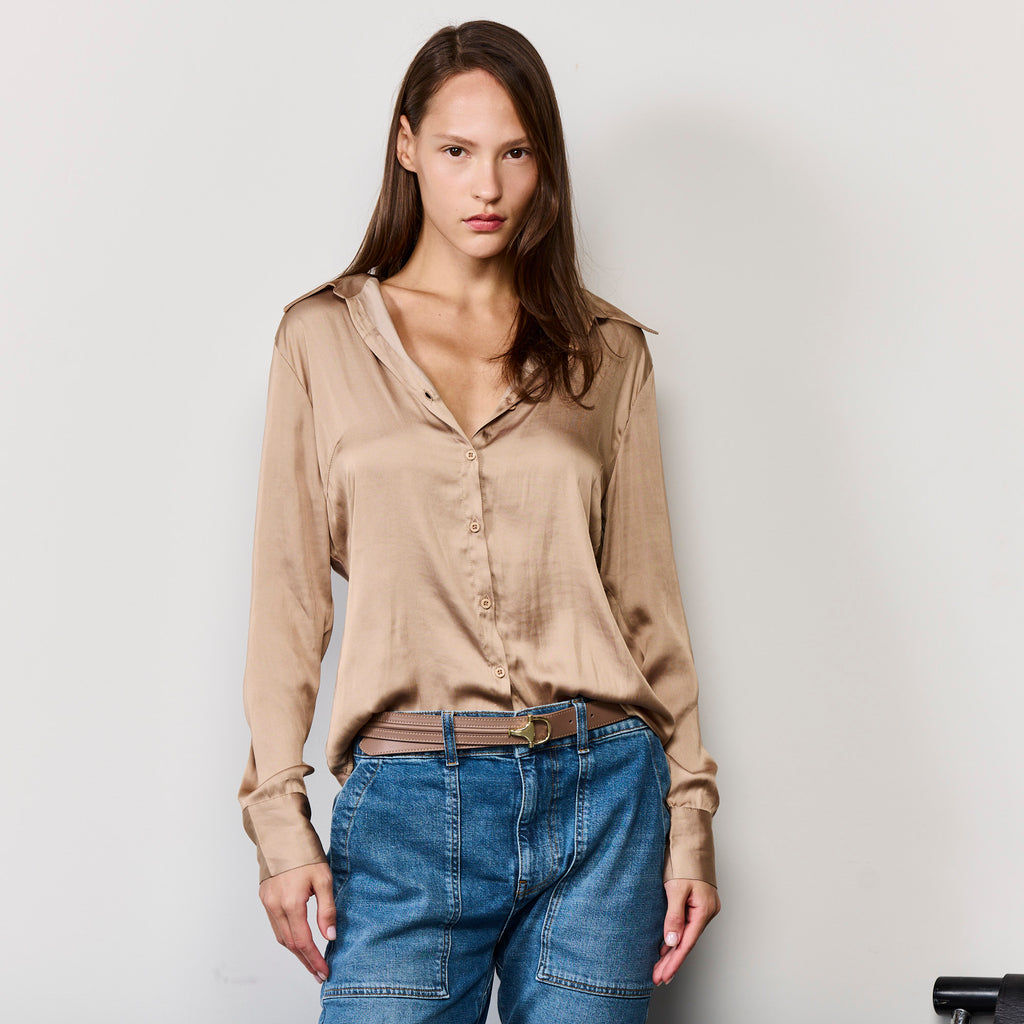 FITTED BUTTON UP SHIRT