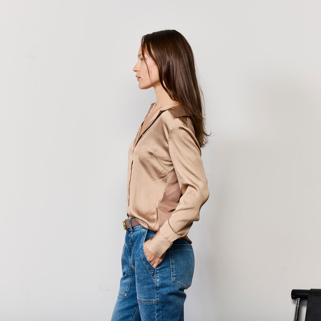 FITTED BUTTON UP SHIRT