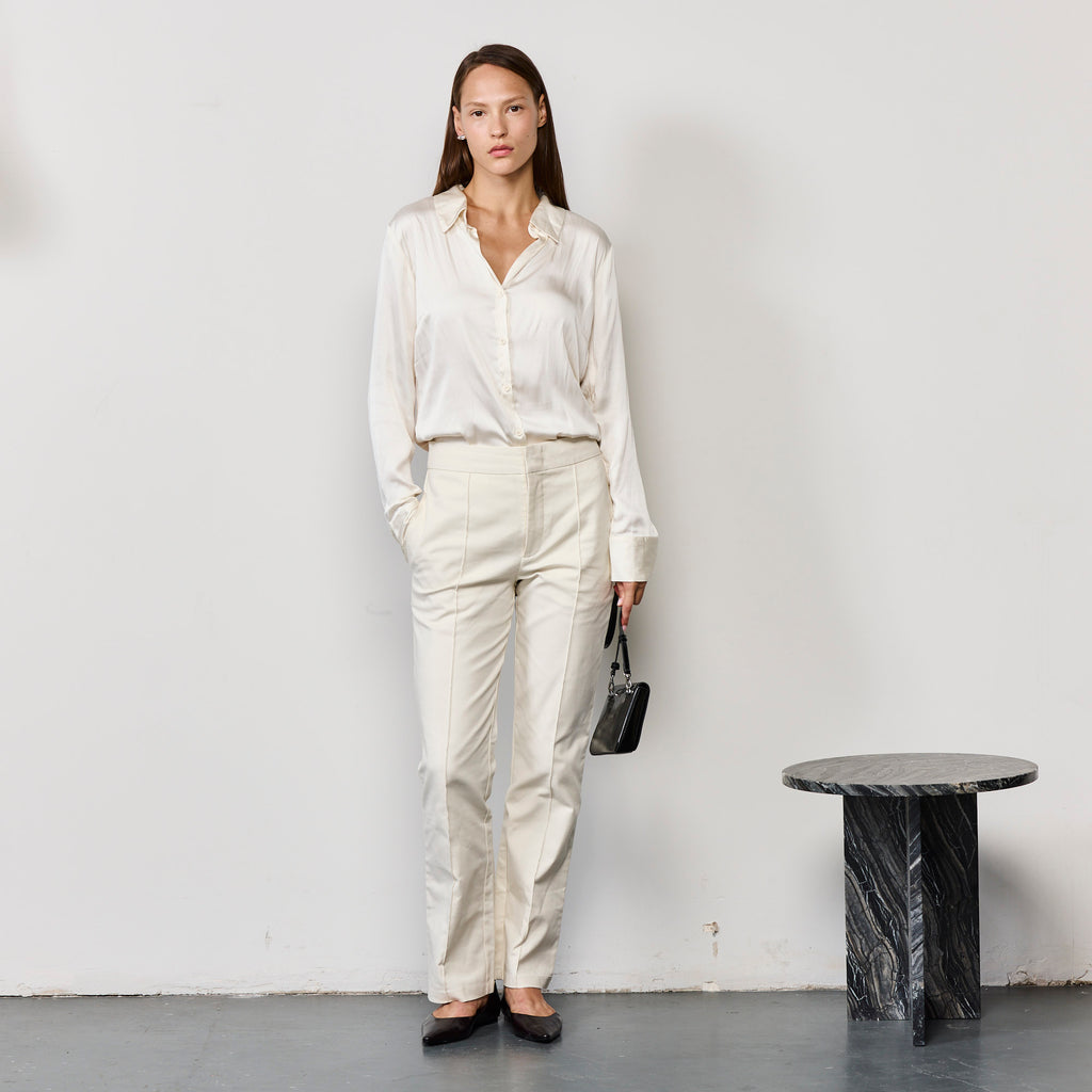 FITTED BUTTON UP SHIRT