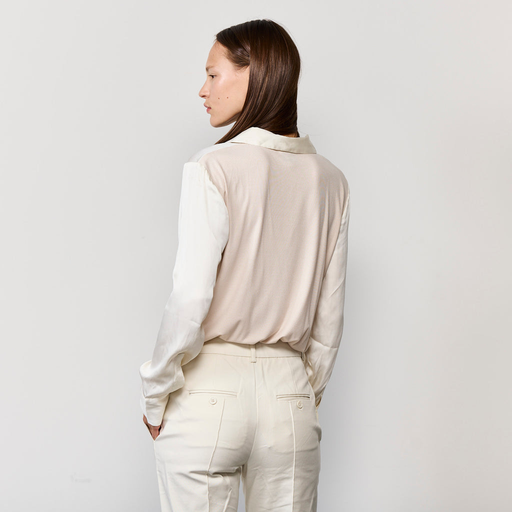 FITTED BUTTON UP SHIRT