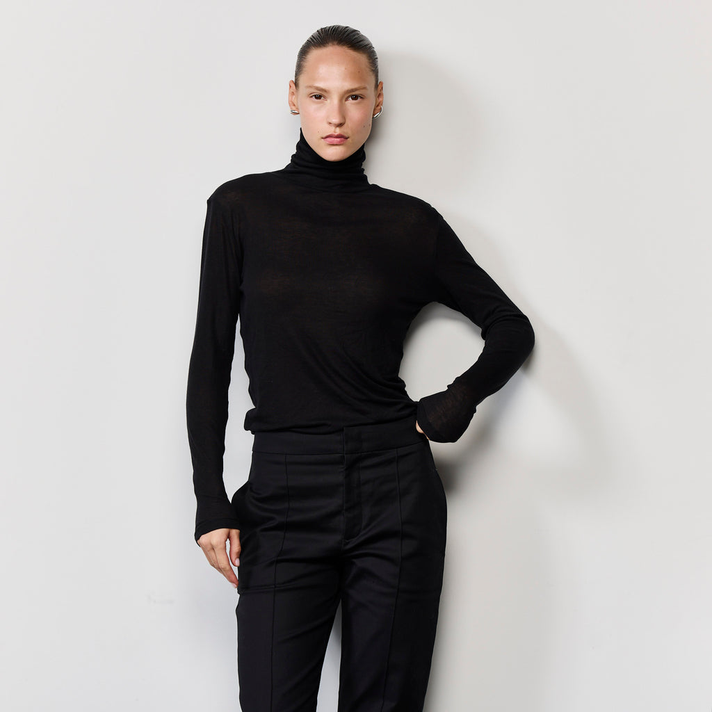 THE LIGHT WEIGHT TURTULE NECK