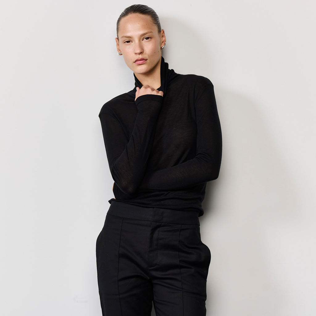 THE LIGHT WEIGHT TURTULE NECK