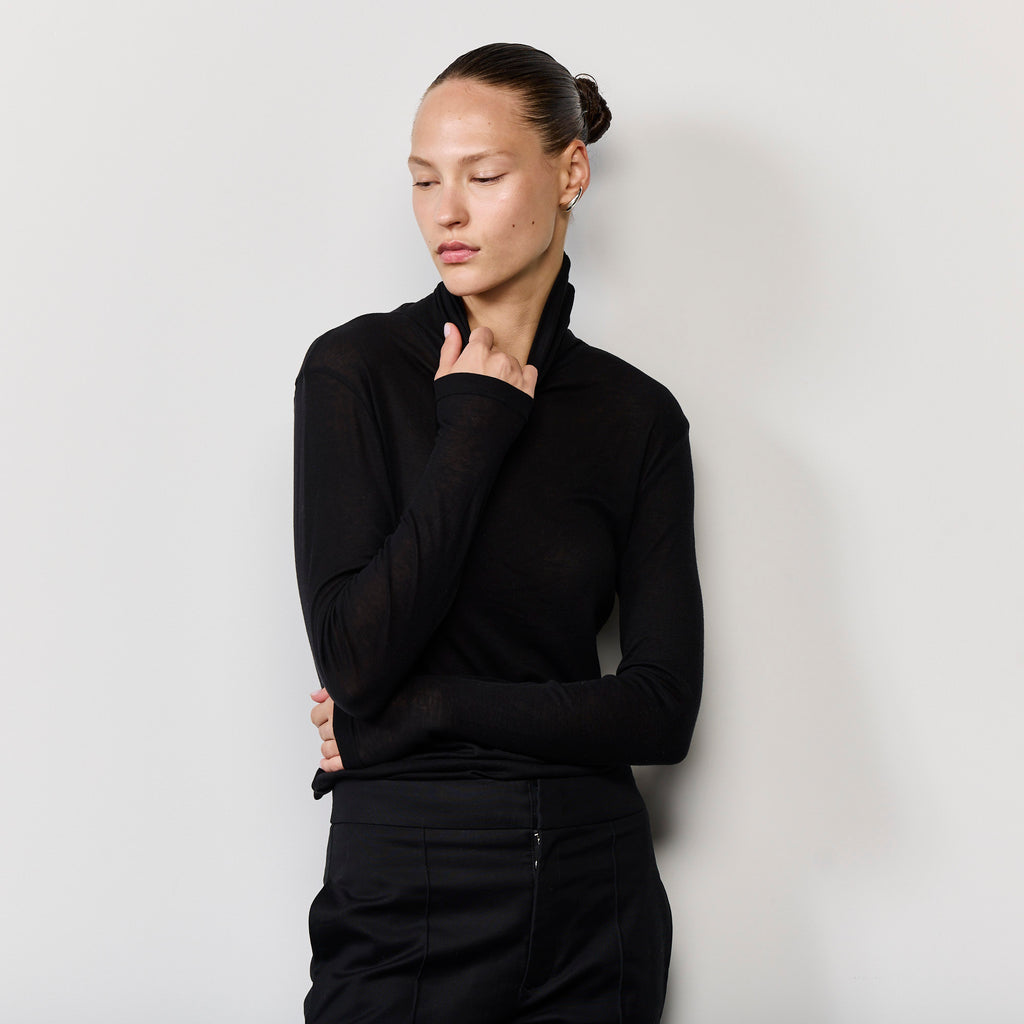 THE LIGHT WEIGHT TURTULE NECK