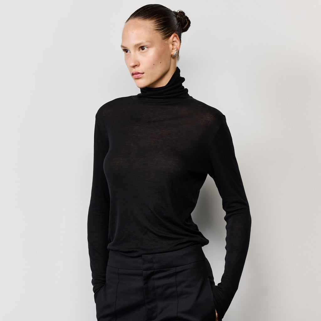 THE LIGHT WEIGHT TURTULE NECK