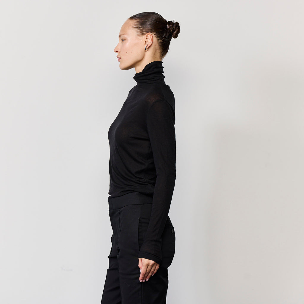 THE LIGHT WEIGHT TURTULE NECK