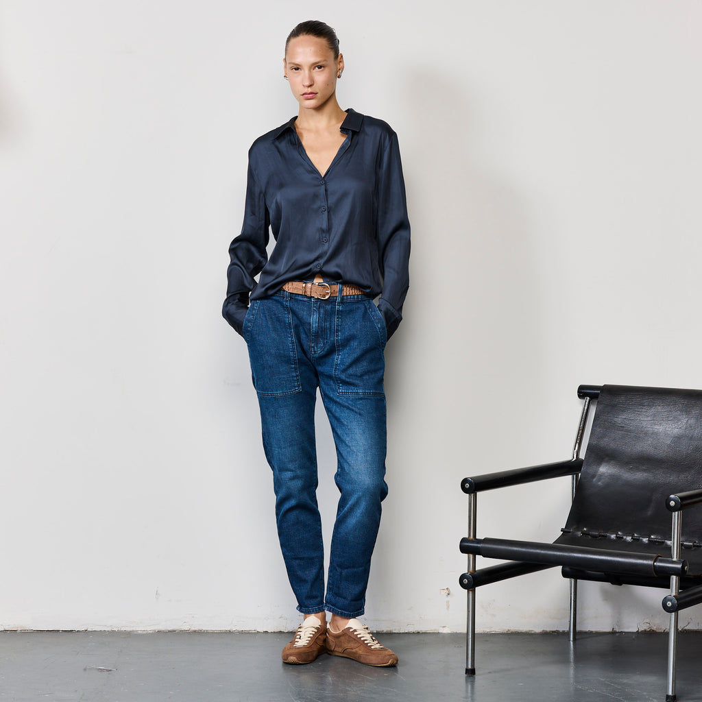 FITTED BUTTON UP SHIRT