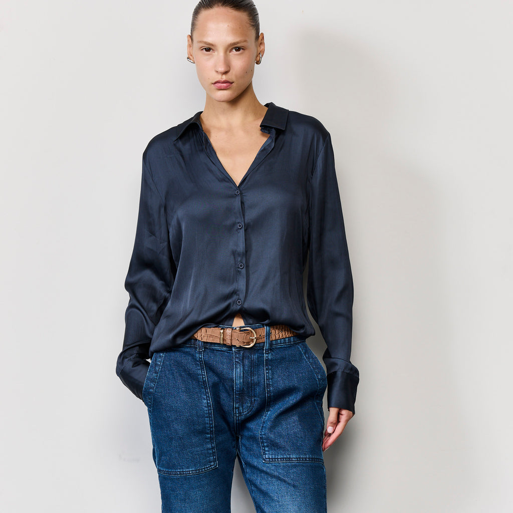 FITTED BUTTON UP SHIRT