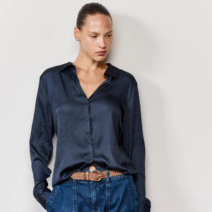 FITTED BUTTON UP SHIRT