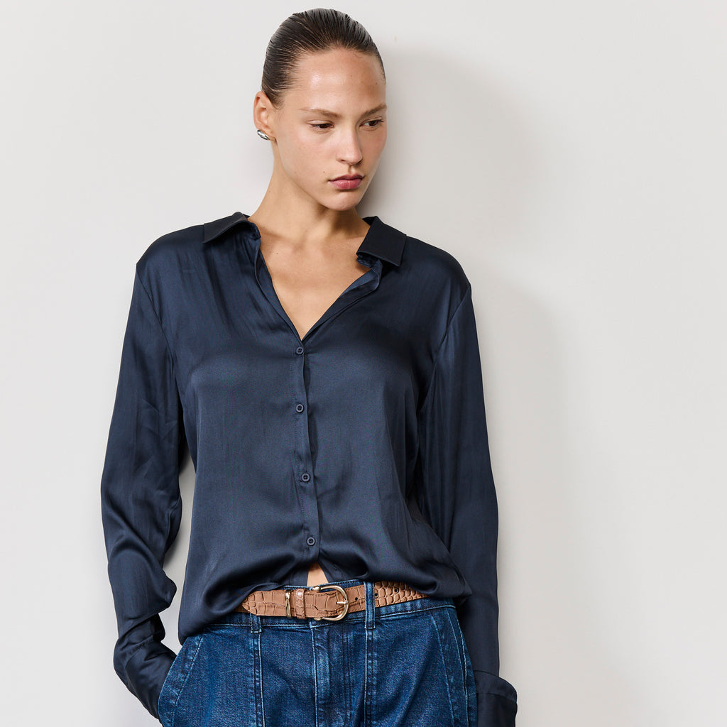 FITTED BUTTON UP SHIRT