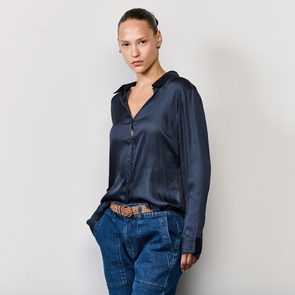 FITTED BUTTON UP SHIRT