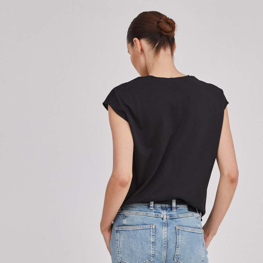 THE BASIC ESSENTIAL T-SHIRT